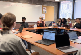 Professor Anne Henly and students in "Mind," a social sciences Core sequence. 